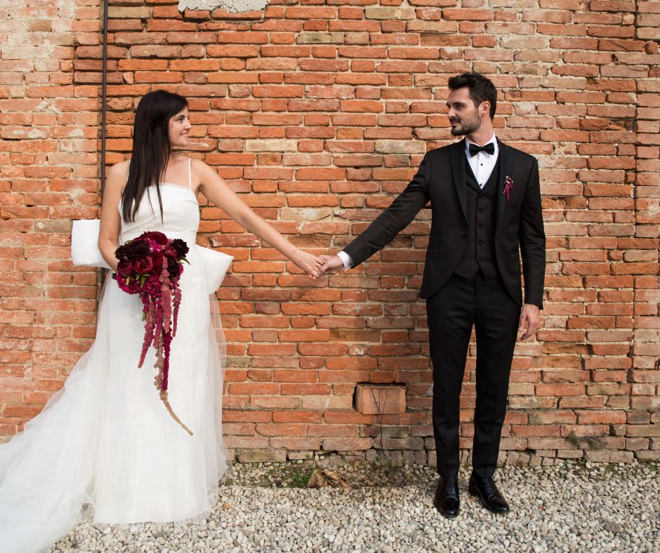 50 Romantic Wedding Couple Poses to Capture the Perfect Moment – Wedding  Rebels